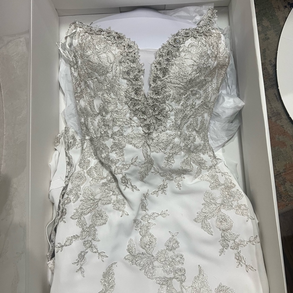 Pronovias White Lace Wedding Dress - Picture 4 of 5